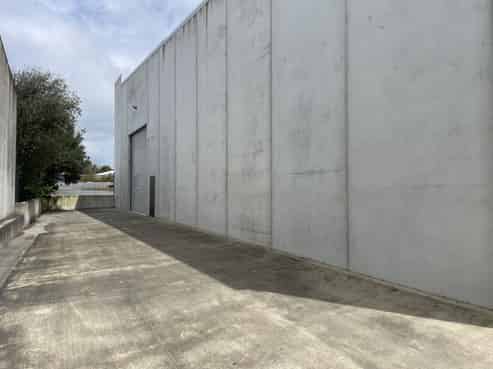 Corner profile with trade showroom
