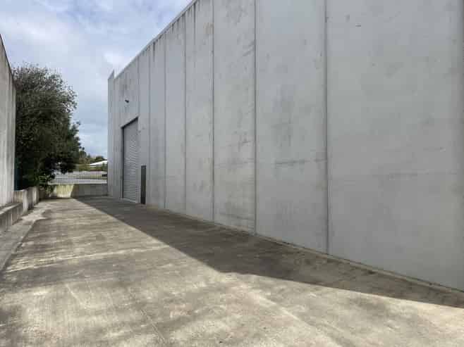 Corner profile with trade showroom