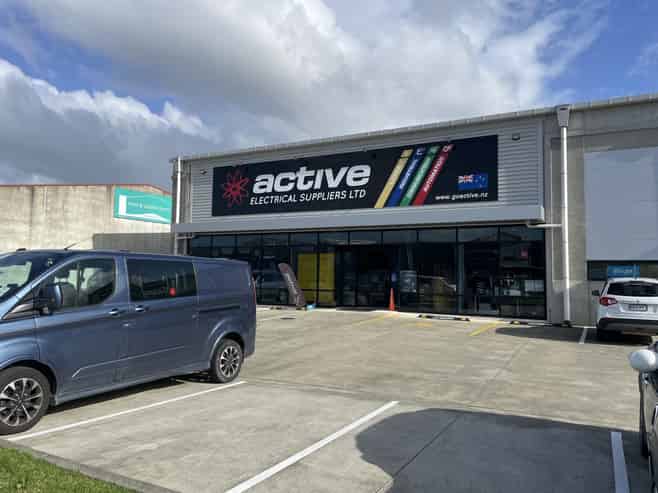 Corner profile with trade showroom