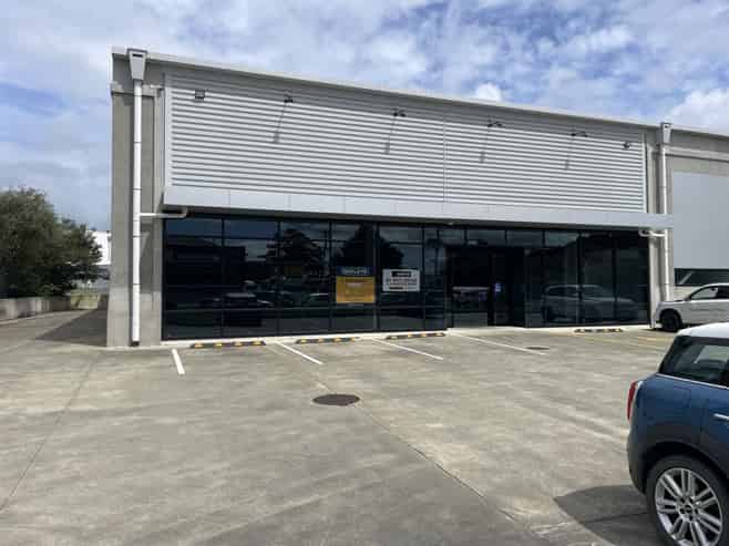 Corner profile with trade showroom