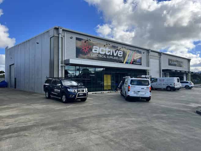 Corner profile with trade showroom
