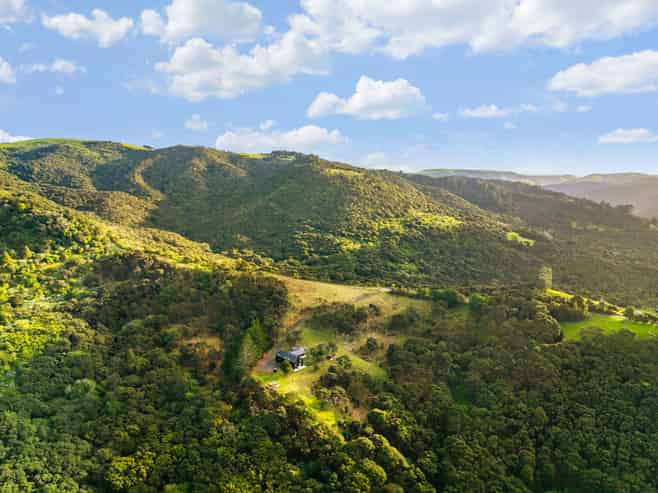 16 Long Road, Bethells Beach