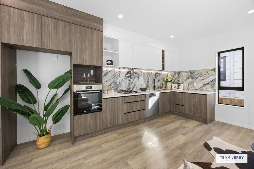 Built to Impress - Stylish & Spacious Home - Veel