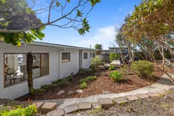 2/867 Beach Road, Waiake