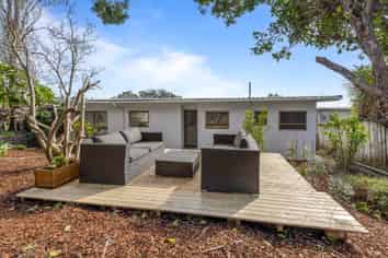 2/867 Beach Road, Waiake