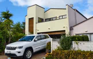 2 Els Close, Golflands