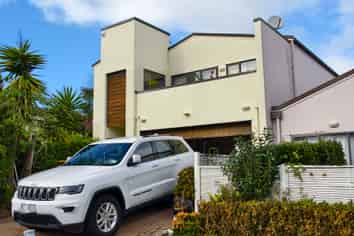 2 Els Close, Golflands