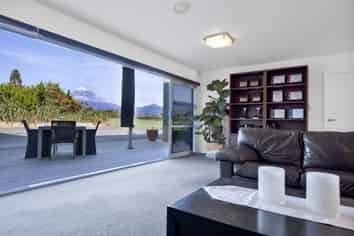 1328 Upland Road, Kaimiro