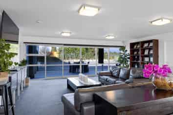 1328 Upland Road, Kaimiro