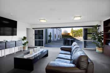 1328 Upland Road, Kaimiro