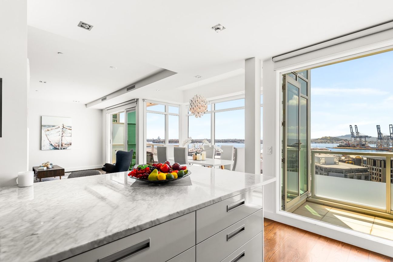 Luxury Penthouse Living with Iconic Views - Flere