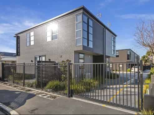 2/68 Barbour Street, Waltham