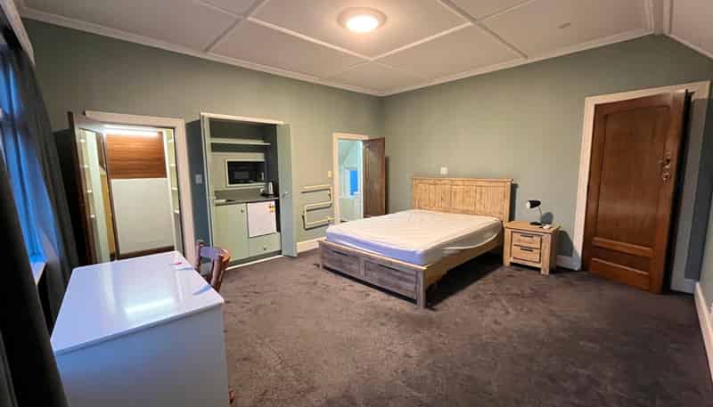 Room 1/43  Park Street, North Dunedin