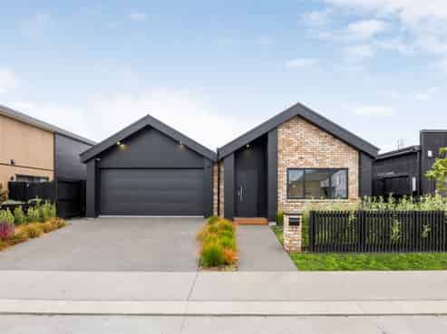 35 Earp Crescent, Greenhill Park