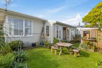 8 Omata Road, WESTOWN