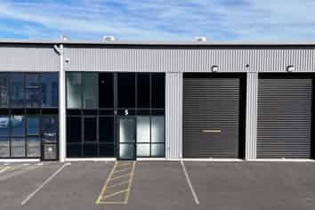 Papamoa commercial unit with versatile potential