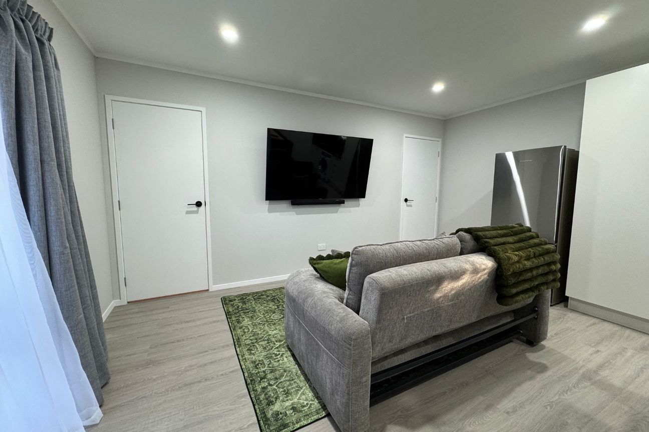 Love it? Live in it! Fully Furnished 2-Bedroom Gem in the Heart of Papakura - Vista 2