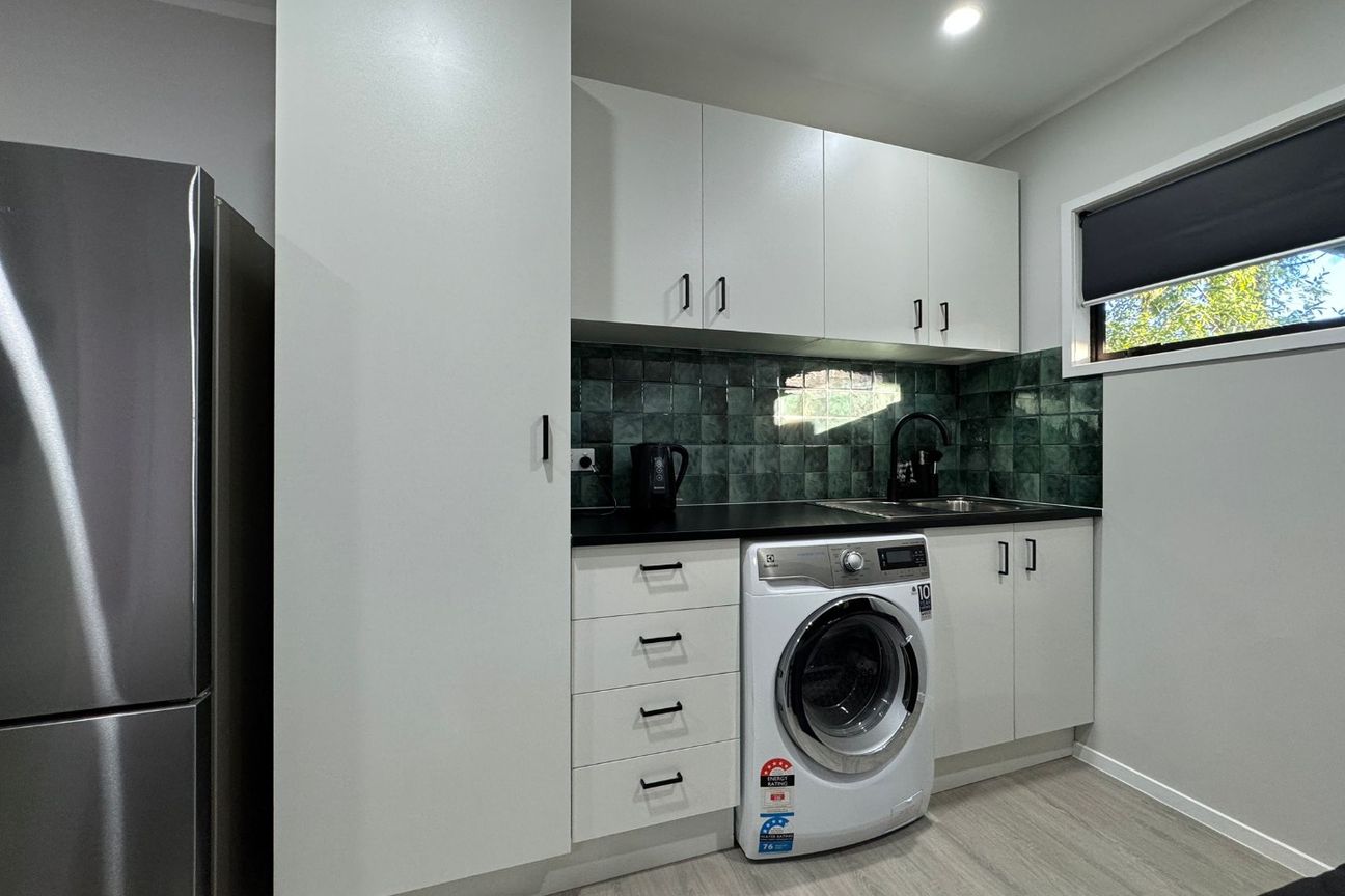 Love it? Live in it! Fully Furnished 2-Bedroom Gem in the Heart of Papakura - Vista 3