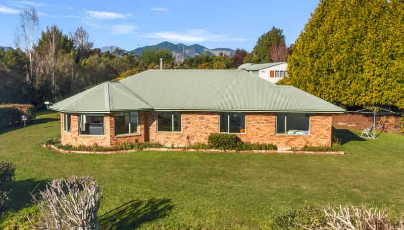 86 Totara View Road, Wakefield
