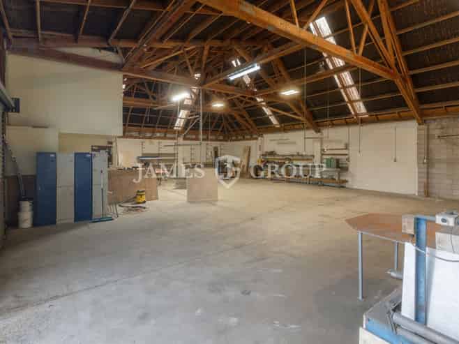 Refurbished Warehouse with Flexibility