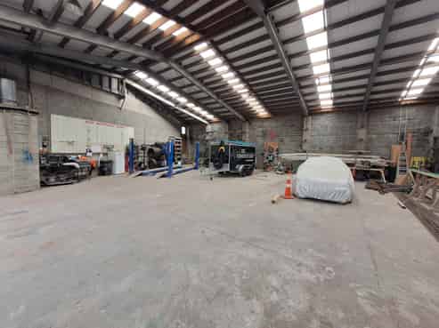 Versatile 200m2 Workshop with Parking & Laydown