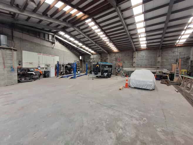 Versatile 200m2 Workshop with Parking & Laydown