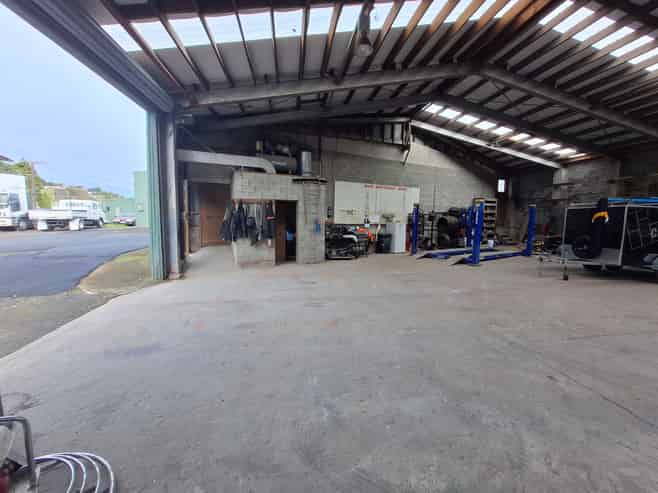 Versatile 200m2 Workshop with Parking & Laydown