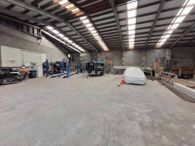 Versatile 200m2 Workshop with Parking & Laydown