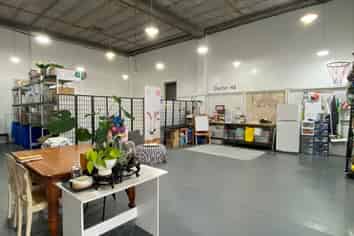 HIGH-STUD WAREHOUSE/STUDIO SPACE
