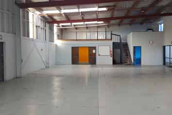 Mid-Size Warehouse in Greerton