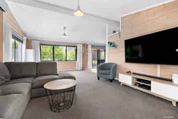 1389 Whangaparaoa Road, Army Bay