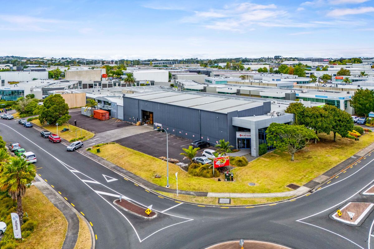 Small 50 sqm office plus carparks