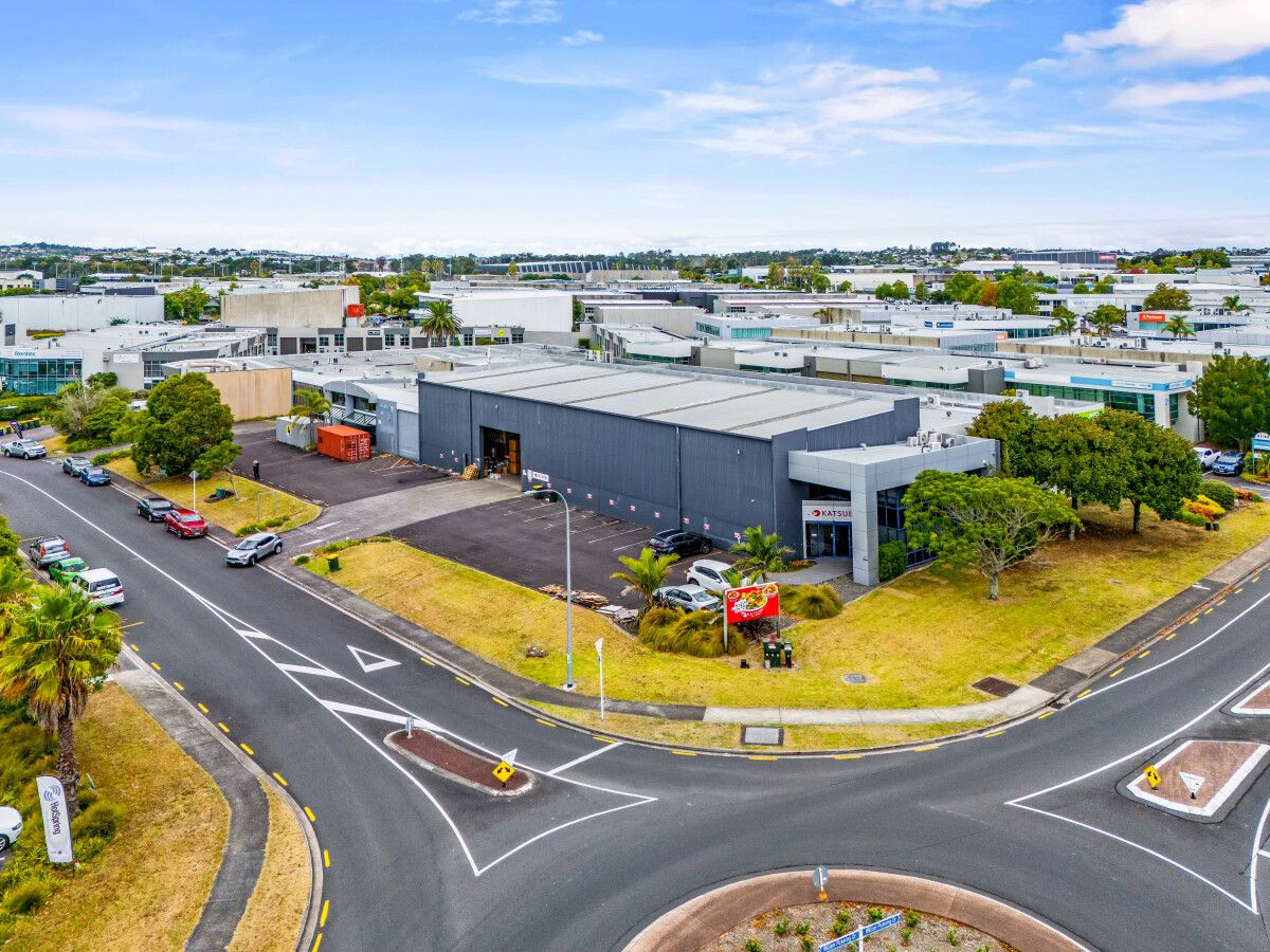 Small 50 sqm office plus carparks, Rosedale