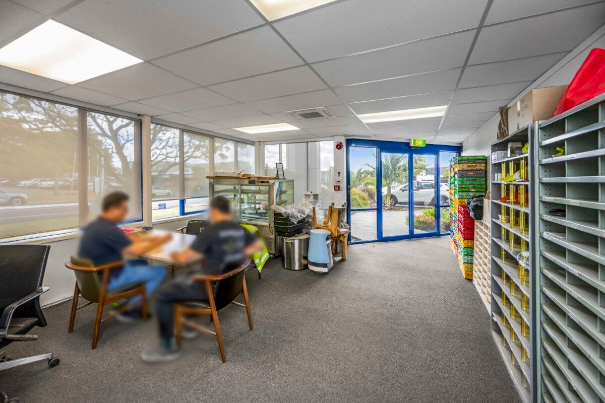 Small 50 sqm office plus carparks - Ansicht 3