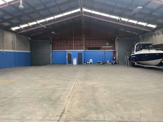 700sqm warehouse and office