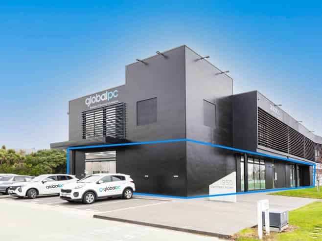 High profile showroom/warehouse space 