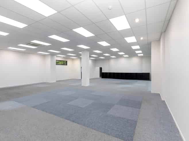 High profile showroom/warehouse space 