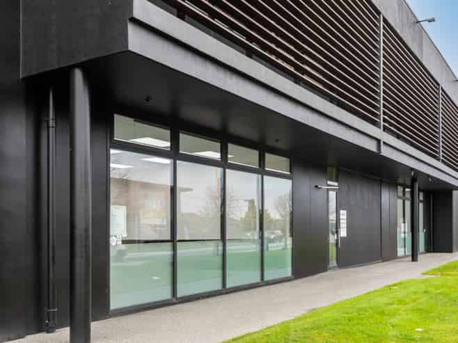 High profile showroom/warehouse space 