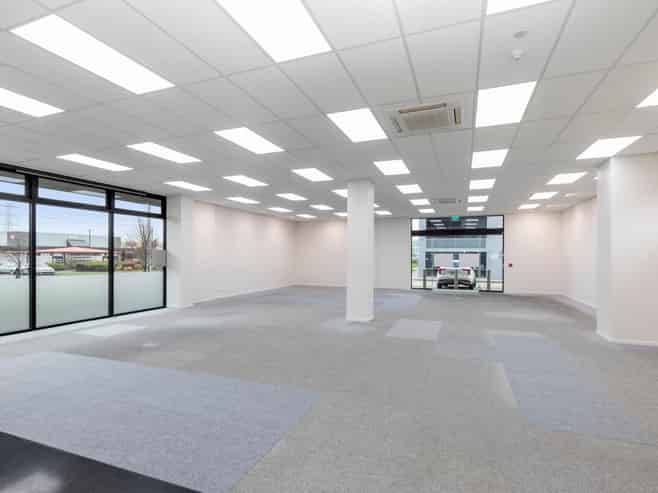 High profile showroom/warehouse space 