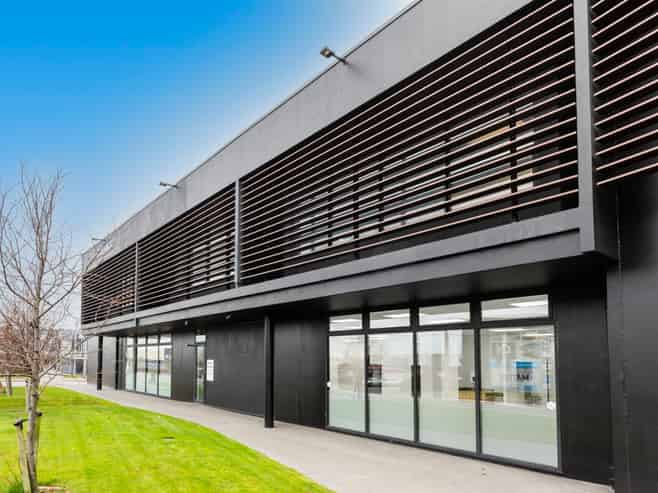 High profile showroom/warehouse space 