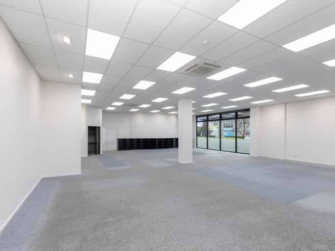 High profile showroom/warehouse space 