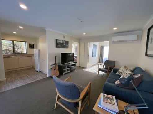 42/42 Main Road, Tawa