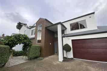 1/2 Pegler Avenue, Epsom