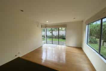 1/2 Pegler Avenue, Epsom