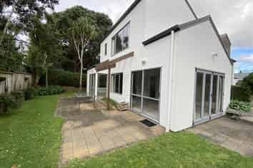 1/2 Pegler Avenue, Epsom