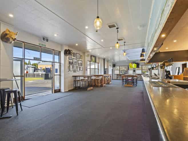 Urenui Hotel 14 Whakapaki St