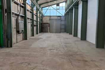 Cheap 221sqm warehouse! 