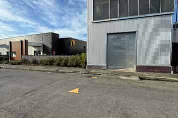Cheap 221sqm warehouse! 