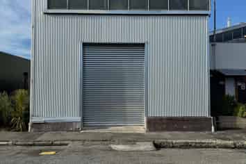 Cheap 221sqm warehouse! 