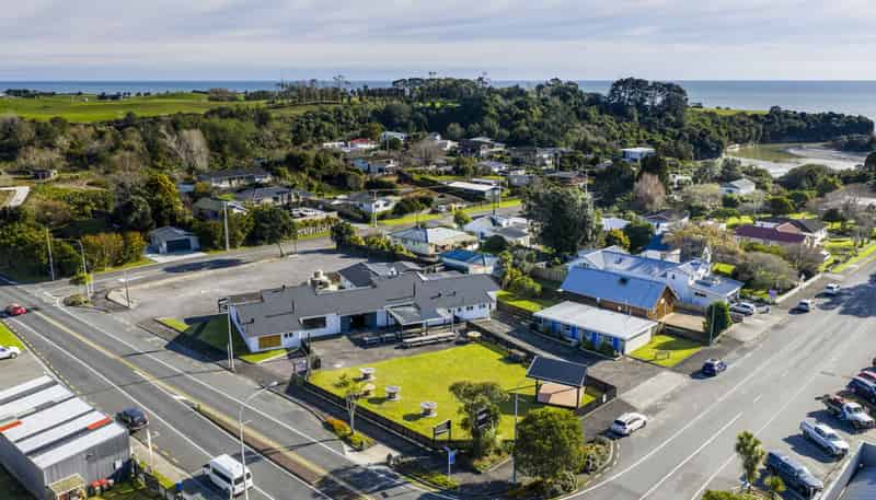 0n Whakapaki Street, Urenui